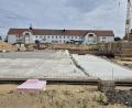 Bild: Lowak
Der Bau des neuen Schulhauses in Windischeschenbach schreitet voran. Aktuell wird die Bodenplatte gegossen.