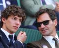 Bild: Kirsty Wigglesworth/AP/dpa
Antonelli unterhielt sich in Wimbledon angeregt mit Roger Federer. (Archivbild)