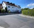 Bild: Andreas Ascherl  
Die Einmündung der Hammermeisterstraße in den Langangerweg. Heute gilt hier "Rechts vor links". Künftig wird es eine – rot markierte – abknickende Vorfahrtsstraße geben, um eine durchgehende Fahrradstraße zu erreichen.