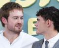 Bild: Scott A Garfitt/Invision/AP/dpa
Kit Connor (links) und Joe Locke am 14. Juli bei der Premiere des Films „Heartstopper Forever“ in London. (Archivbild)