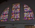 Bild: Paul Zrenner
Ein bisschen Kölner Dom sei nun auch in der Glashütte Waldsassen vertreten, sagte Dr. Kathrin Wittstadt von der Dombauhütte in Köln: Der Originalausschnitt des Südhausquerfensters des Kölner Doms nach einem Entwurf von Gerhard Richter in den Giebelfenstern der Ofenhalle ist am Freitag enthüllt worden.