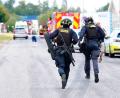 Bild: Henning Bagger/Ritzau Scanpix Foto/AP/dpa
Einsatzkräfte auf dem Weg zum Tatort bei Aalborg.