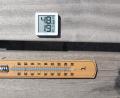 Bild: Klaus Rothfischer
Zwei Thermometer liegen auf einer Bank auf dem Kümmersbrucker Dorfplatz in der Sonne. An einem Juni-Samstag wurden dort 48 Grad gemessen.
