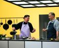 Bild: Lennart Speer/ZDF/dpa
Abermals begrüßt Böhmermann darin prominente Gäste, um mit ihnen zu kochen. (Handout)