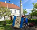 Bild: Reinhard Beer
Vorsitzender der Soldaten- und Kriegerkameradschaft (SKK) Mähring Reinhard Beer mit der neu restaurierten Vereinsfahne am Ehrenmal.