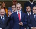 Bild: Silvia Izquierdo/AP/dpa
Die Rückkehr des Adels: König Felipe VI. (M). (Archivbild)