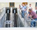 Bild: Robert Dotzauer
Der Haushaltsberatung in Schlammersdorf ging ein Ortstermin der Verbandsräte in der Kläranlage beider Gemeinden voraus. Einzelheiten der Abwasserreinigung erläuterte Gerhard Maier, technischer Leiter der Stadtwerke Grafenwöhr.