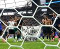 Bild: Nick Potts/PA Wire/dpa
Argentinische Spieler halten das Plakat nach dem WM-Finaleinzug hoch.