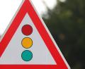 Symbolbild: Karl-Josef Hildenbrand/dpa
Eine Ampel regelt ab den nächsten Tagen den Verkehr auf der Staatsstraße 2177 zwischen Weihermühle und der Abzweigung nach Erbendorf. Grund hierfür sind Reparaturen am Brückenbauwerk die über den Steinwaldradweg führt.