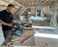 Bild: ck
Bis Oktober soll alles fertig sein: Christian Windirsch baut eine ehemalige Maschinenhalle auf dem Anwesen seiner Familie in Miesbrunn zum Firmengebäude um. Im Obergeschoss ist genügend Platz für Büros und zwei Industrie-Stickmaschinen.