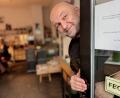 Bild: Gabi Schönberger
Jürgen Prüll ist Goldschmied, Barista und Ausstellungsmacher. Seine angestammte Ladenwerkstatt zieht demnächst vom Unteren auf den Oberen Markt. Sein Engagement um die Werke von Glas- und Keramikkünstlern sowie weitere aktuelle Künstler bleibt in dem kleinen Gewölbe mit 21 Quadratmetern.