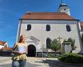 Bild: bl
Marie Kick setzt sich dafür ein, dass der Storch einen sicheren Platz auf der Stadtpfarrkirche in Pfreimd bekommt und hat dazu eine Unterschriftenaktion gestartet. Oben auf dem Dach sieht man noch die Reste des Nestbau-Versuchs, die Zweige sind bis zum Schneefanggitter abgerutscht.