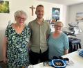 Bild: ck
Nur strahlende Gesichter: Christian Windirsch übernimmt die Stickoase Pöllath in Neustadt/WN. Das freut vor allem die Firmengründerin Erika Pöllath (links) und Hermine Kastner-Bäumler (rechts), die den Fachbetrieb bis zum 1. Juli 2026 erfolgreich weiterführte. Sie wird bis 2027 in der Firma mitarbeiten und als Ansprechpartnerin vor Ort sein.