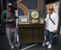 Bild: Marcus Brandt/dpa
Die Michael-Jackson-Brüder Marlon Jackson (r) und Jackie Jackson (l) stehen hinter der Bühne des Musicals „MJ“ im Stage Theater.