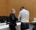 Archivbild: Nils Ganzmann
Der Angeklagte tauschte sich vor Beginn des fünften Prozesstags im Müllprozess mit seiner Anwältin Stefanie Amann aus.
