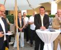 Bild: Rudolf Hirsch
Kreisvorsitzender Christian Paulus (links) heißt zum Sommerempfang der Mittelstandsunion auf Schloss Guteneck 70 Gäste willkommen, darunter auch den Vorsitzenden der CSU-Landesgruppe im Deutschen Bundestag, Alexander Hoffmann, und Landrat Thomas Ebeling (am Stehtisch von rechts).