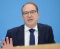 Bild: Kay Nietfeld/dpa
Bundesinnenminister Alexander Dobrindt hatte bereits vor einem Monat bei der Innenministerkonferenz in Hamburg von einer „hohen Bedrohungslage“ gesprochen. (Archivbild)