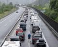 Bild: Urs Flueeler/KEYSTONE/dpa
Auf der Autobahn A2 in Richtung Süden staut sich der Gotthard-Ferienreiseverkehr.