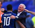 Bild: Tom Weller/dpa
Der Kapitän und sein Trainer: Kylian Mbappé und Didier Deschamps. (Archivbild)