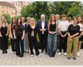 Bild: Joachim Gebhardt
Die besten Absolventen des Quali und des Mittleren Abschlusses der Landkreis-Schulen mit Landrat Richard Reisinger (Mitte) und Schulamtsdirektorin Beatrix Hilburger (Fünfte von links).