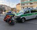 Bild: Pascal Höfig/NEWS5/dpa
Der Motorradfahrer wurde nach der Kollision mit einem Polizeifahrzeug festgenommen.