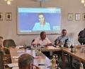Bild: Bertram Nold
Melanie Feldmann ist bei der Sitzung des Gemeinderats Brand per Video zugeschaltet, um die die Möglichkeiten des Förderprogramms zu erläutern.
