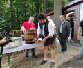 Bild: Joachim Ziegeler
Der Bieranstich von Bürgermeister Frank erfolgte unter genauer Beobachtung des Fernsehteams des Bayerischen Rundfunks sowie des Fuchsbeck-Bräus Armin Ertel und Pfarrer Mader.