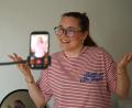 Bild: Lea Winkler/dpa
Angefangen hat Sarah Fabians UGC-Karriere mit Videoideen auf ihren eigenen Instagram- und TikTok-Kanälen.