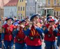 Bild: Roland Wellenhoefer
Der Spielmannszug der Feuerwehr Erbendorf führte den Festzug zum Auftakt des Bürgerfestes durch die Bräugasse an.