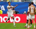 Bild: Rebecca Blackwell/AP/dpa
Jude Bellingham (l) feiert seinen Treffer zum 6:4.