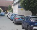Bild: Ernst Frischholz
Ein Teilstück der Weidener Straße in Etzenricht. Wohin sollen Fußgänger ausweichen? Der Gemeinderat will nach einer Verkehrsschau Maßnahmen treffen.