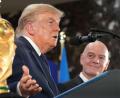 Bild: Jacquelyn Martin/AP/dpa
„Ich rechne Gianni das hoch an“, sagte Trump (l) über die WM 2026 in Richtung von FIFA-Präsident Infantino.