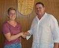 Bild: Josef Rosner
Als neue Familienbeauftragte der Gemeinde Pechbrunn stellt sich Jessica Döllinger vor. Bürgermeister Stephan Schübel gratuliert zur Amtsübernahme.
