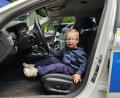 Bild: Sonja Kaute
Der fünfjährige Moritz Frischmann aus Pleystein ist stolz darauf, im Polizeiauto am Steuer Platz nehmen zu dürfen. Auch das Polizeimotorrad wollte er beim Kinderbürgerfest in Weiden unbedingt noch erklimmen.