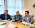 Bild: Georg Lang
Die Vorstellung des neuen Quellenbands erfolgte im Rathaussaal. Von rechts Maximilian Zinnbauer, Bürgermeister Rudolf Teplitzky, Autor Ulrich Wohlgemuth, Bürgermeister Adolf Hammer von Teunz und Franz Baumer (Layout).