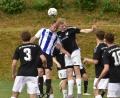 Bild: Hans Mark
Kein Sieger zum Saisonauftakt: Der SV Kemnath a. B. (schwarz) und der 1. FC Schmidgaden (blau-weiß) trennten sich 1:1.