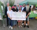 Bild: Siegfried Niebler
Von links: Landtagsabgeordneter Harald Schwartz, Jura-Wohnstätten-Geschäftsführerin Caroline Pirner, Josef Nerb, Vize-Präsident Bartclub Ostbayern, Landrat Richard Reisinger, Lisa Preuß, Hauptinitiatorin der Spendenaktion, Manoel Schmidt, stellvertretender Geschäftsführer der Jura-Wohnstätten, Willi Preuß, Mitinitiator Spendenaktion und Präsident des Bartclubs Ostbayern.