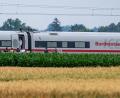 Bild: Armin Weigel/dpa
Ein Jahr nach dem Axtangriff in einem ICE in Niederbayern ist das Urteil gegen den Beschuldigten gesprochen worden. (Archivbild)