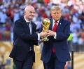 Bild: Tom Weller/dpa
Donald Trump (r) und Gianni Infantino bringen den WM-Pokal.