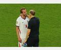 Bild: Marta Lavandier/AP/dpa
Kapitän Harry Kane verteidigt Thomas Tuchel gegen die einprasselnde Kritik.