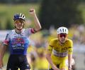 Bild: Thibault Camus/AP/dpa
Remco Evenepoel und Tadej Pogacar beschweren sich über die nächtlichen Dopingkontrollen..