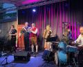 Bild: Susanne Schwab
Mit bayerischer Weltmusik begeisterte die Unterbiberger Hofmusik mit (von links) Andreas Unterreiner, Xaver Maria Himpsl, Franz Josef Himpsl jun., Franz Josef Himpsl, Irene Himpsl, Florian Mayerhofer (verdeckt durch seine Tuba) und Ludwig Maximilian Himpsl beim Eröffnungskonzert des 31. Amberger Sommerfestivals sein Publikum.