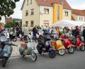 Bild: Jürgen Masching
Auf dem Dorfplatz in Schwarzenbach reihten sich am Wochenende unzählige Vespas aneinander.