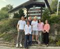 Bild: Gabriele Leonie Bräutigam
Bürgermeister Bruno Heindl (Dritter von links) und die neuen Ehrenamtsbeauftragten: Von links: Energiebeauftragter Peter Maul, Heimatpflegerin Gabriele Bräutigam, die Seniorenbeauftragten Dirk und Anke Dresselmann, Tourismus- und Kulturbeauftragte Lena Suttner.