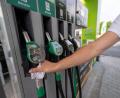 Bild: Pia Bayer/dpa
Wegen der vergleichsweise günstigen Spritpreise fahren viele Autofahrer aus dem deutschen Grenzgebiet für eine Tankfüllung über die Grenze. (Archivbild)