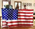 Bild: Gerhard Krones
Die Juniorbotschafterin Paula Dotzler (Bildmitte) mit Bürgermeister Uwe König und Bundestagsabgeordneter Susanne Hierl zeigen mit der Flagge der USA an, wo es für Paula hingeht