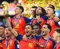 Bild: Tom Weller/dpa
Spanien mit seinem überragenden Kapitän Rodri bejubelt den WM-Titel.