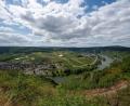 Bild: Harald Tittel/dpa
Blick auf die Mosel bei Ürzig. Die große Hitze bleibt in den kommenden Tagen aus.