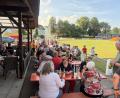 Bild: Holger Eckert
Der Pop-Up-Biergarten in Auerbach zieht zahlreiche Besucher an.