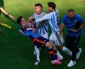 Bild: Yuki Iwamura/AP/dpa
Der Argentinier Leandro Paredes schubste Spaniens Gavi zu Boden.